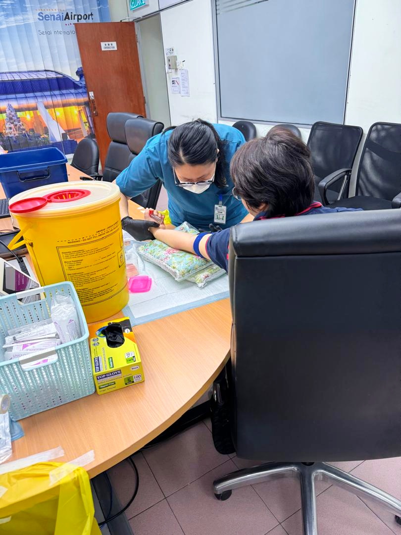 AG Lifecare Clinic staff conducting corporate onsite blood test